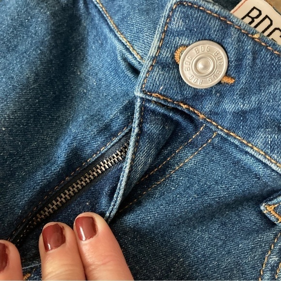 Bdg Low Rise Flare Denim Jean NWT 29 studded pockets - Picture 16 of 16
